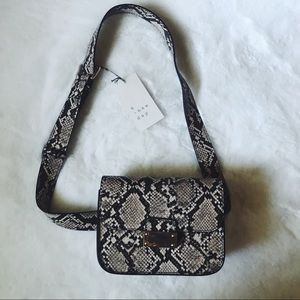 🆕 | 🖤 Snakeskin Fanny Pack